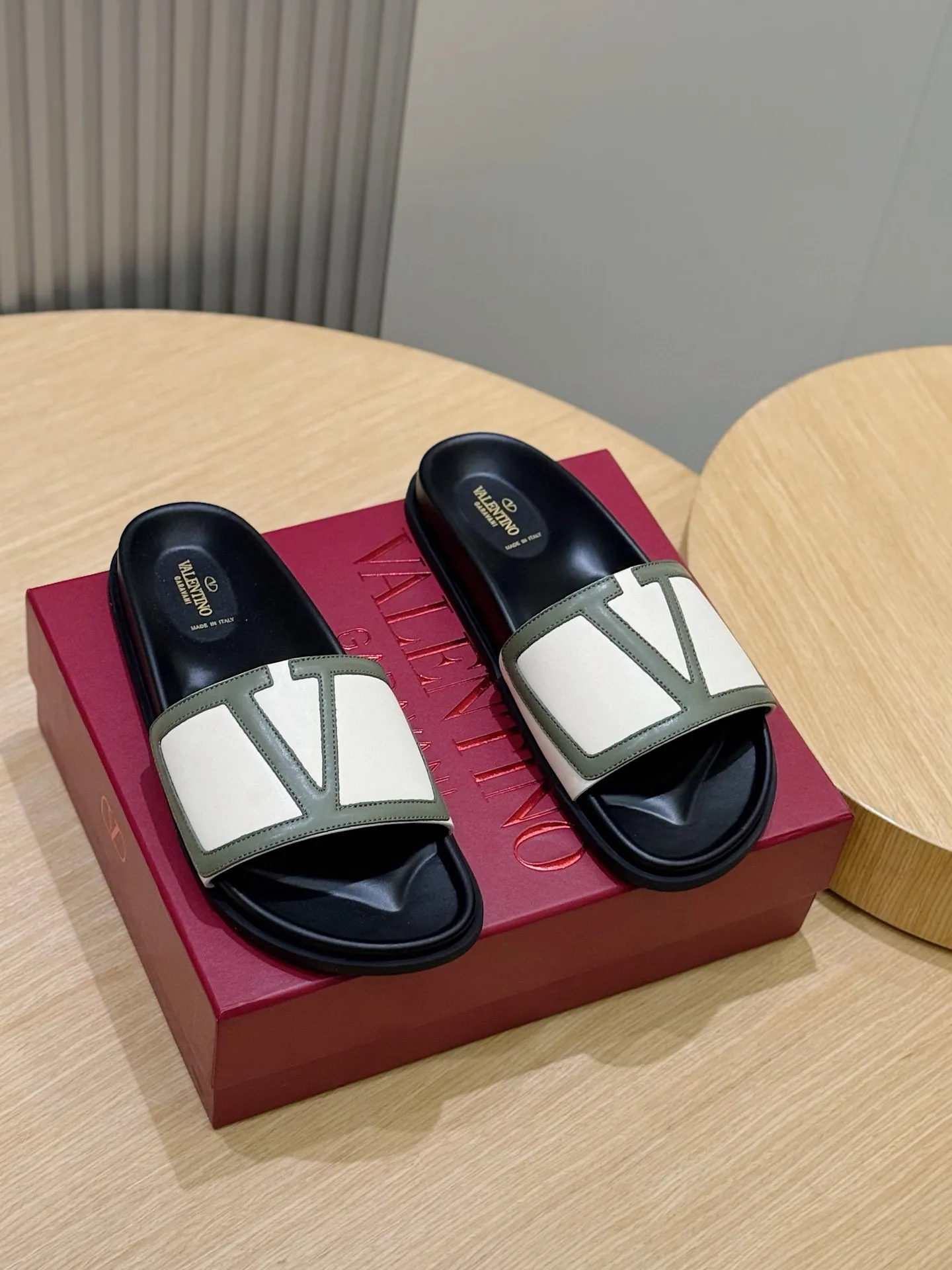 [VALENTINO] Top P: 540💰 Size: 39-44 (customized at 38.45) 🆕2025VLT — Valentino’s latest summer men’s slippers. The use of imported cowhide elements on slippers has been sublimated! It is worthy of recognition both visually and in terms of quality. Excellent quality, comfortable and durable! The embellishment of the perforated V hardware on the toe adds a sense of fashion! Cowhide feet